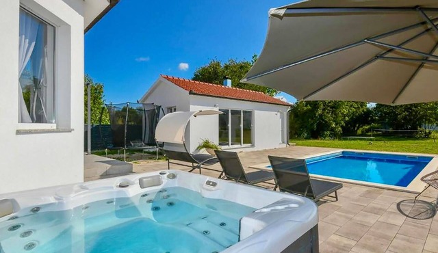 Lovely home in Postranje