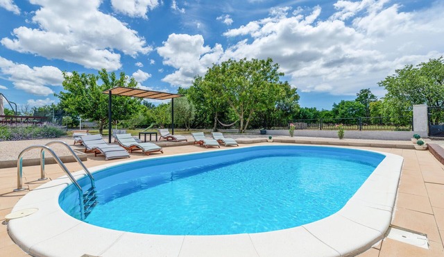 Lovely home in Pridraga