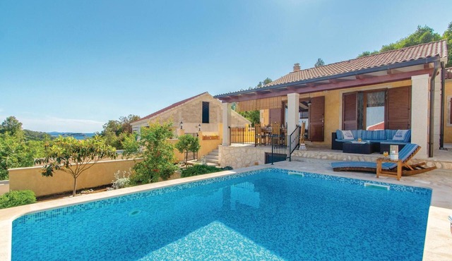 Lovely home in Prizba