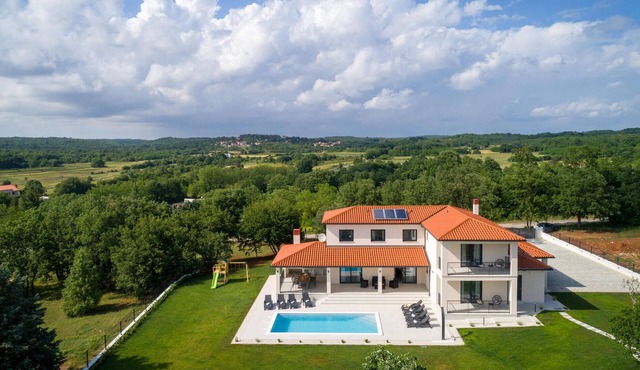 Lovely home in Prodol