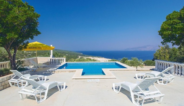 Lovely home in Pucisca