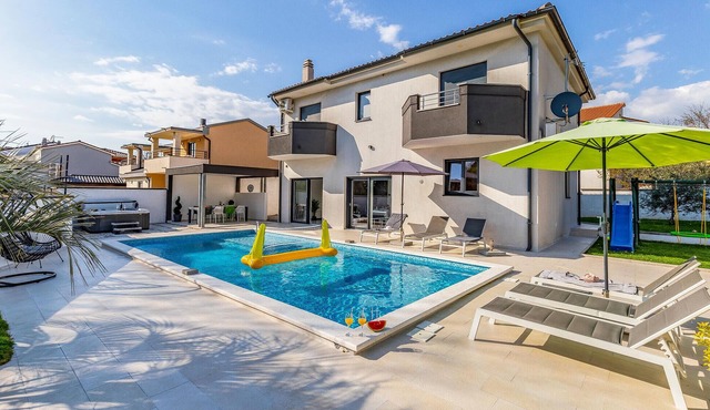 Lovely home in Pula with sauna