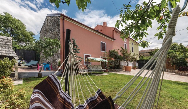 Lovely home in Pula with WiFi
