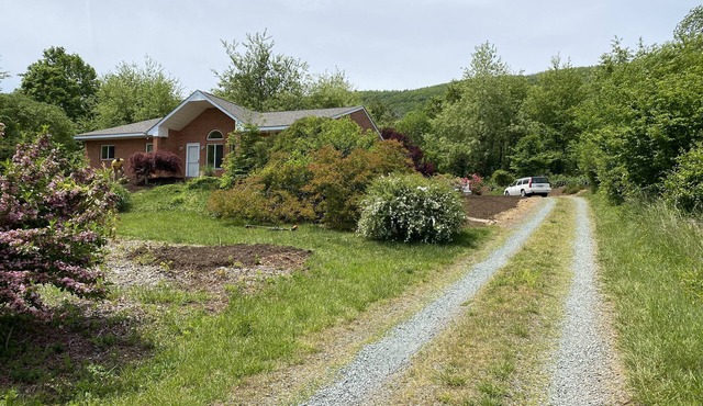 Lovely home in quaint rolling hills near Afton wineries