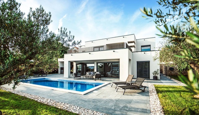 Lovely home in Razanac