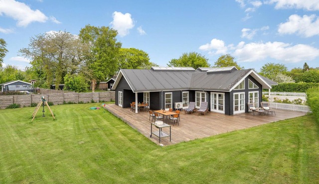 Lovely home in Rødvig Stevns with WiFi