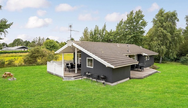 Lovely home in Rødby with kitchen