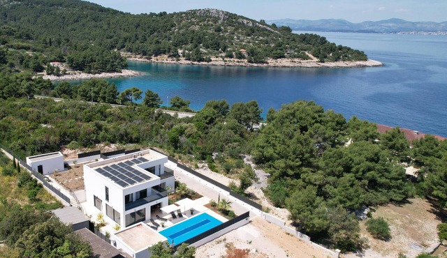 Lovely home in Rogac with sauna