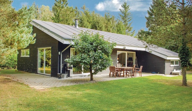 Lovely home in Rønde with WiFi