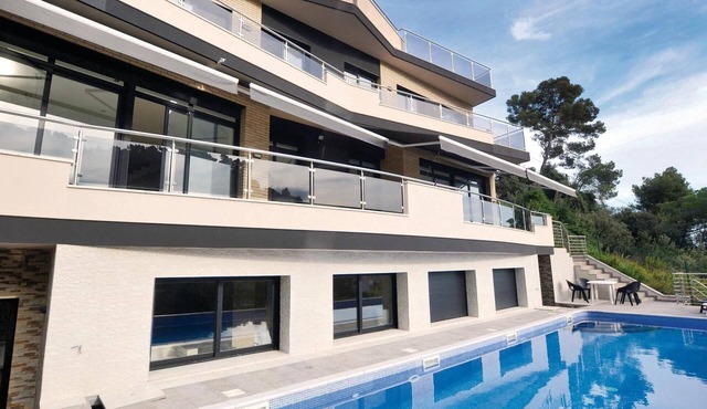 Lovely home in Santa Susanna with WiFi