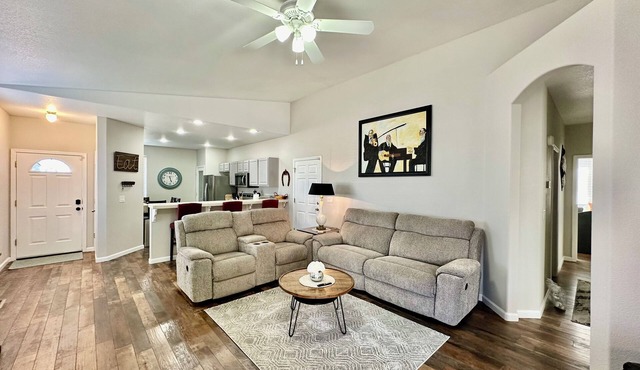 Lovely Home in Safe Quiet Neighborhood, 5 Miles from Downtown