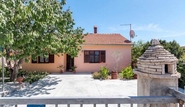 Lovely home in Sikici with WiFi
