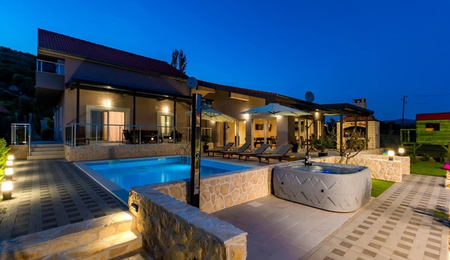 Lovely home in Siveric with sauna