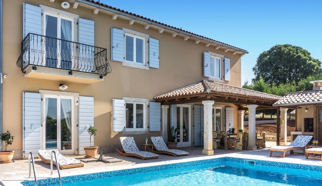 Lovely home in Smoljanci