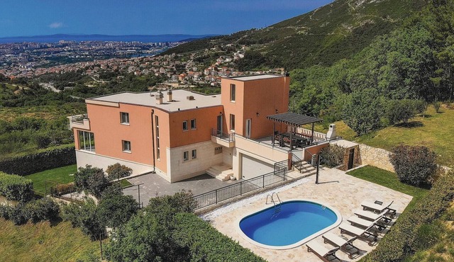 Lovely home in Solin with sauna