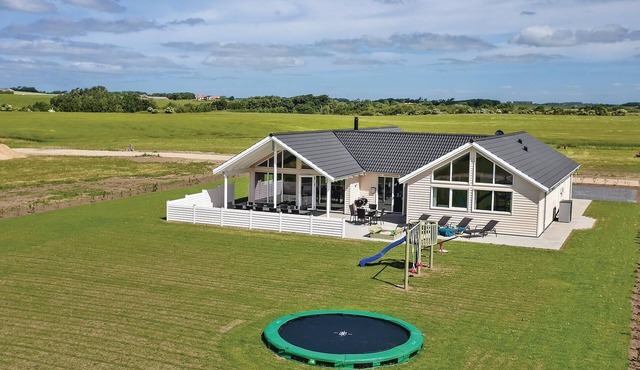 Lovely home in Spøttrup with sauna