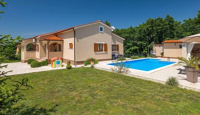 Lovely home in Svetvincenat