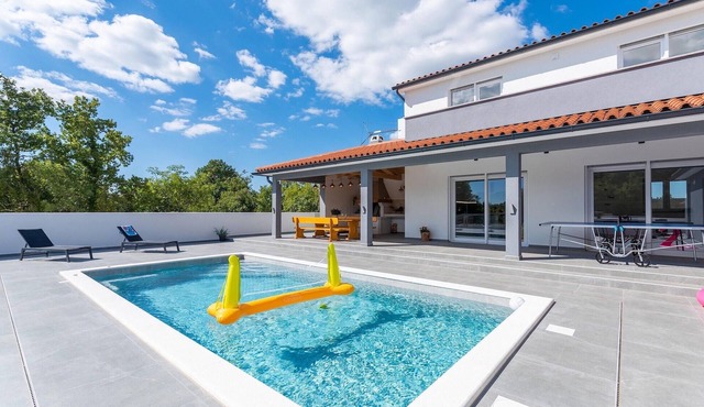 Lovely home in Svetvincenat