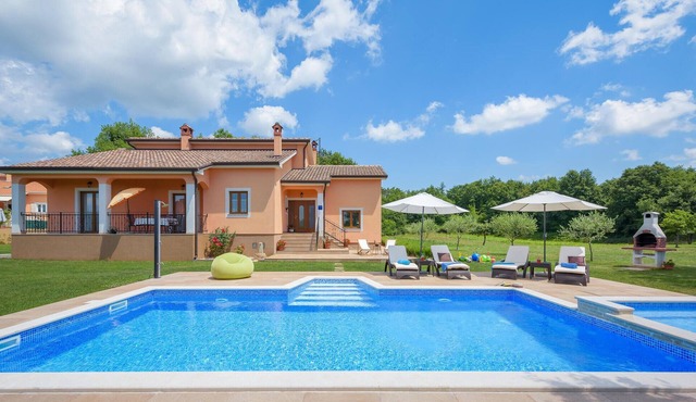 Lovely home in Tinjan