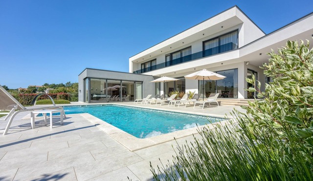 Lovely home in Tinjan