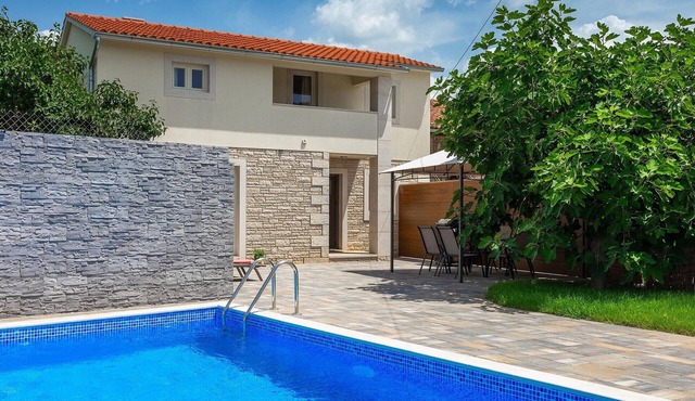Lovely home in Tinjan