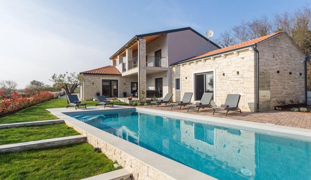 Lovely home in Tinjan with sauna