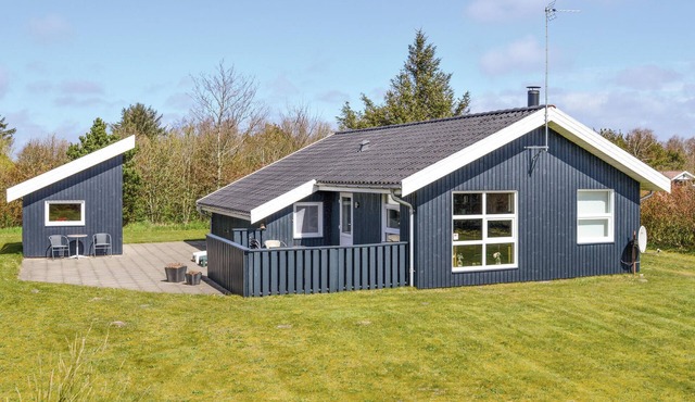 Lovely home in Ulfborg with WiFi