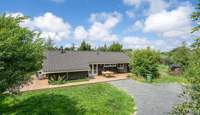 Lovely home in Ulfborg with kitchen