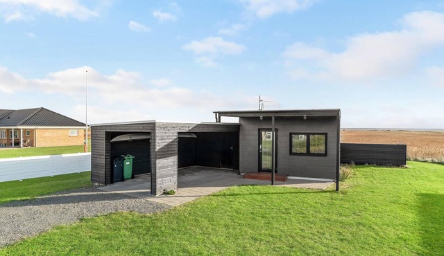 Lovely home in Ulfborg with WiFi