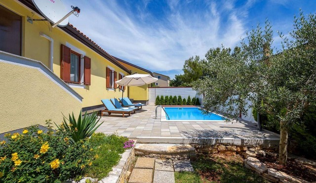 Lovely home in Umag with WiFi
