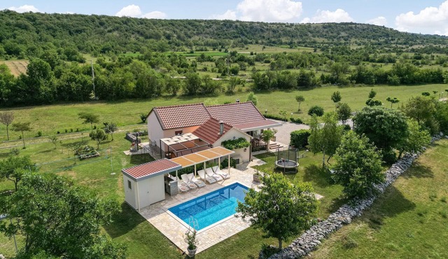 Lovely home in Vojnic Sinjski with sauna