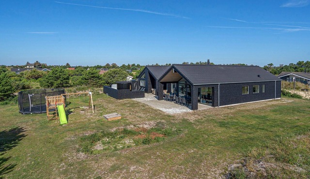 Lovely home in Vejers Strand with sauna