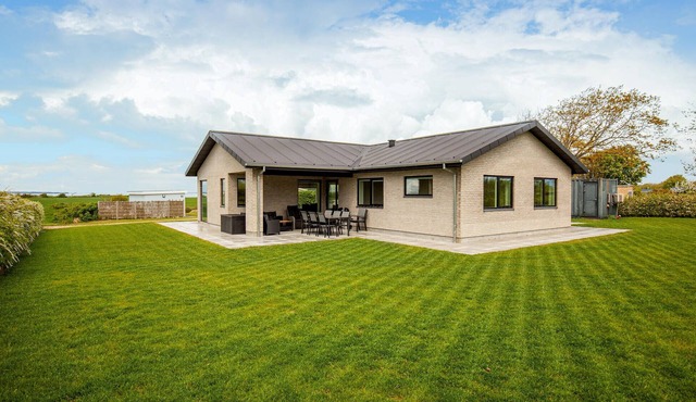 Lovely home in Vinderup with WiFi