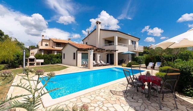 Lovely home in Visnjan