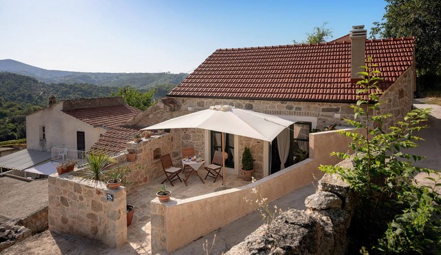 Lovely home in Vrisnik with WiFi