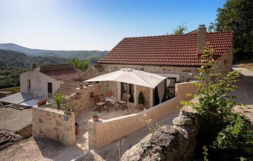 Lovely Home In Vrisnik With Wifi