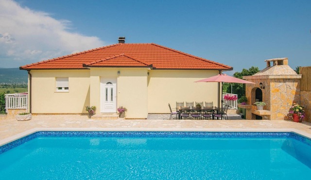 Lovely home in Zmijavci