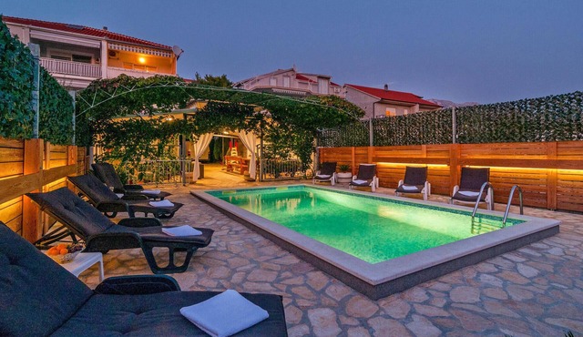 Lovely home in Zrnovnica
