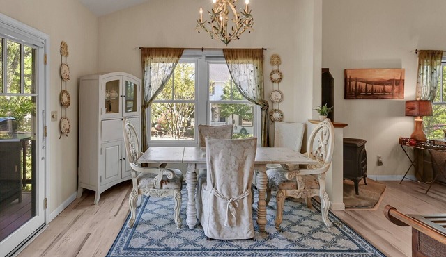 Lovely Home- near fine dining and pool area (Bret Harte Cottage)