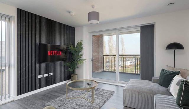 Lovely Home Near Canal, Park, & Central MK