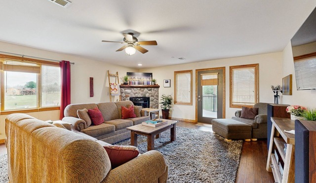 Lovely home overlooking golf course with WiFi, AC, pool, hot tub - near lake