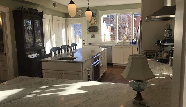 Lovely home, perfect location. 10 min walk to restaurants to stadium!