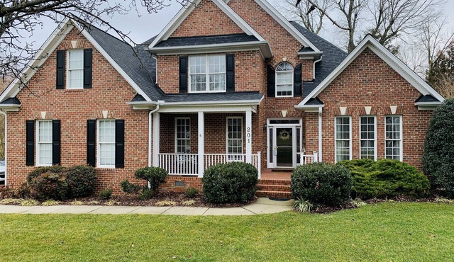 Lovely Home, Perfect location, Coliseum, Golf, HPU, Back Porch & Community pool