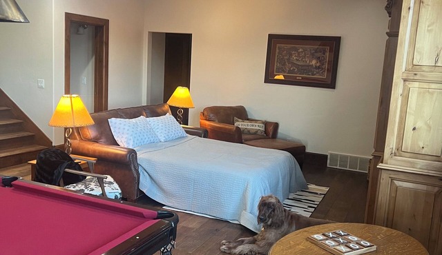 Lovely home suite that sleeps 8 in Kamas with WiFi access with private entrance.