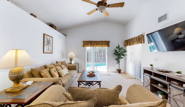 Lovely home with a private pool, grill, washer/dryer, & AC - snowbird friendly