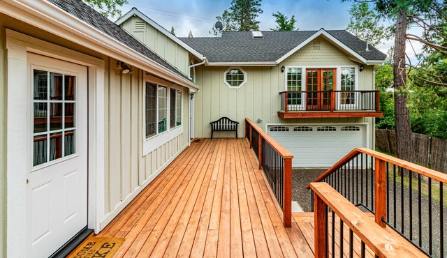 Lovely home with boat slip, association beach, large deck, WiFi & laundry