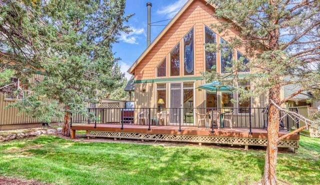 Lovely home with fireplace, deck, grill, shared pool, tennis, and hot tubs