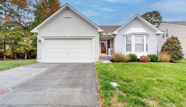 Lovely home with fireplace, fast WiFi, central AC, & washer/dryer