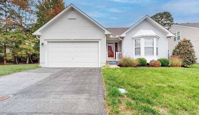 Lovely home with fireplace, fast WiFi, central AC, & washer/dryer