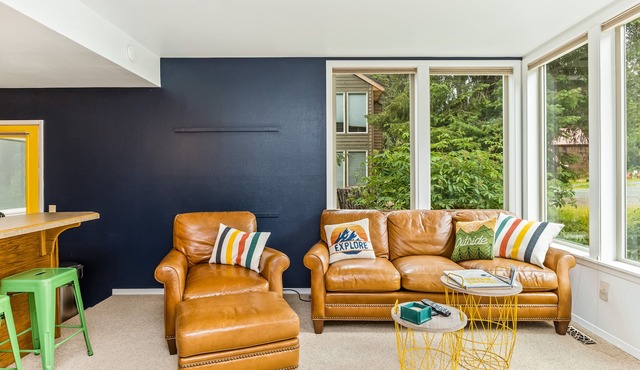 Lovely home with fireplace & full kitchen - steps from the slopes